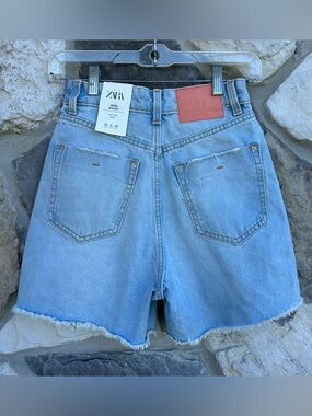 NEW Zara Mom Shorts Size 0 Light Wash High Rise Distressed Festival Boho Beachy